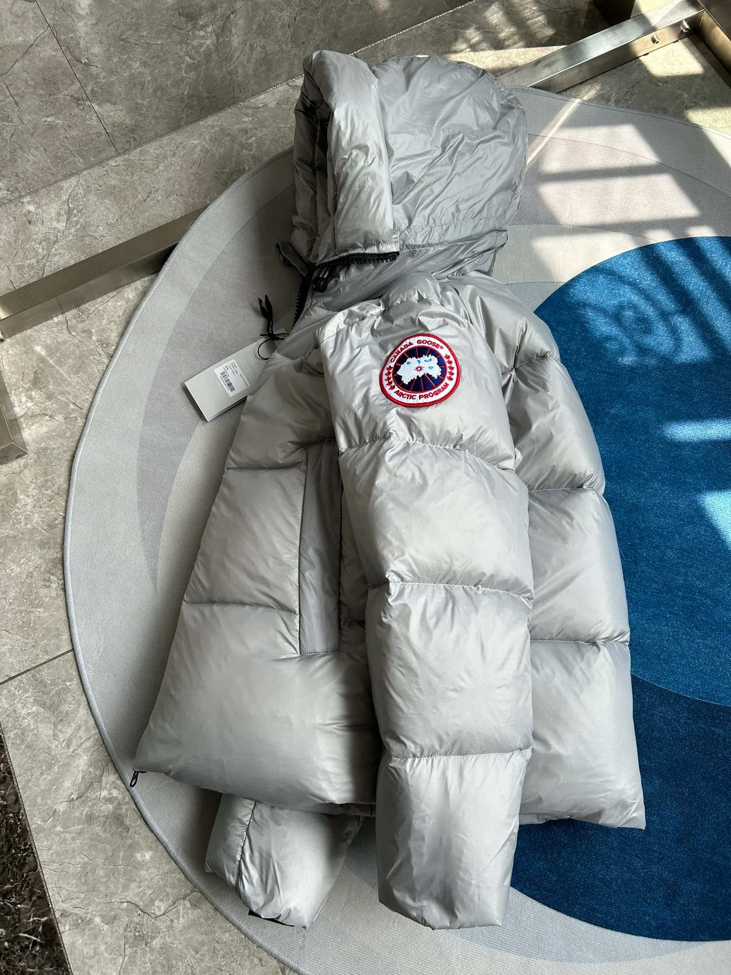 P820 ​​Gray Red Label Style No.: Y111 𝘾𝘼𝙉𝘼𝘿𝘼 𝙂𝙊𝙊𝙎𝙀/Canada Goose 2023 Limited New Crofton Puff Down Jacket Pure Guangzhou Inspection 80 White Duck Down Filling‼  Top version, ceiling level‼ Crofton soft bread, the latest style in 2023, has a cold protection effect of up to level 4. It is made of recycled Feather-Light tear-resistant fabric. It is ultra-light and has no weight on the upper body at all! The unique black label highlights your temperament‼  Canada Goose, a Canadian brand, has always been recognized as the warmest down jacket. Various Instagram celebrities, Internet celebrities, and celebrities often wear it for street photos. I do Canada Goose every year, but I still can’t get rid of my love for geese. No matter how cold the winter is, there is no need to be afraid, because there are geese! Filled with 80% white duck down, Canada Goose is the legendary warmest down jacket and is known as a must-have for Arctic outdoor sports! The most popular down jacket in the world, celebrities are rushing to buy it, it is a must-have! Same style for men and women Size: S~XXL